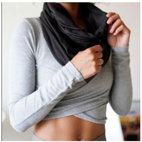 NWT Beyond Yoga Womens Cellphone Zipper Pockets Infinity Scarf Black Lightweight - Picture 2 of 10